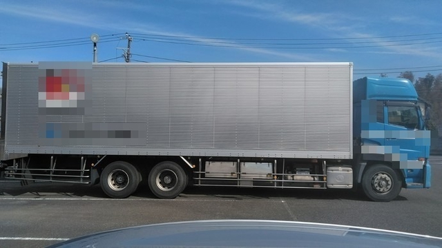 UDトラックス（日産） クオン 大型 バン LKG-CD5YA(2832) 4枚目