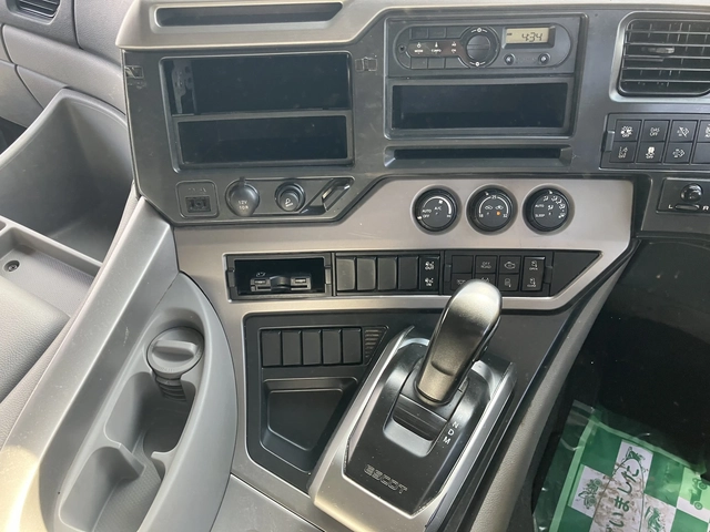 日産自動車 クオン 大型 ウィング 2PG-CG5CA(106657) 41枚目