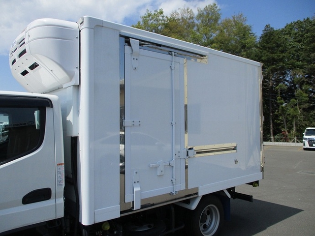 三菱ふそう キャンター 小型 冷蔵冷凍バン 2PG-FBAV0(9563) 8枚目