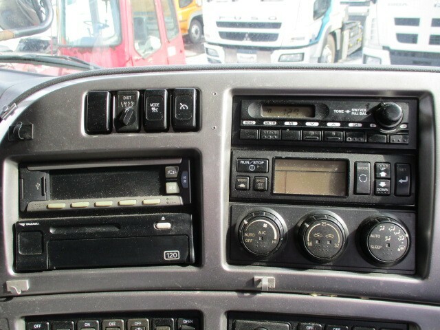 UDトラックス（日産） クオン 大型 冷蔵冷凍バン QKG-CD5ZA(9276) 34枚目
