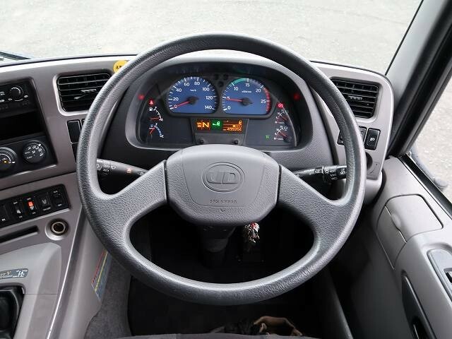 UDトラックス（日産） クオン 大型 ウィング QKG-CD5ZA(38807) 18枚目