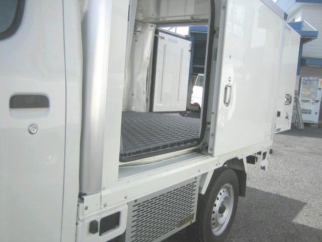 マツダ ボンゴ 小型 冷蔵冷凍バン 5BF-403F(95956) 8枚目