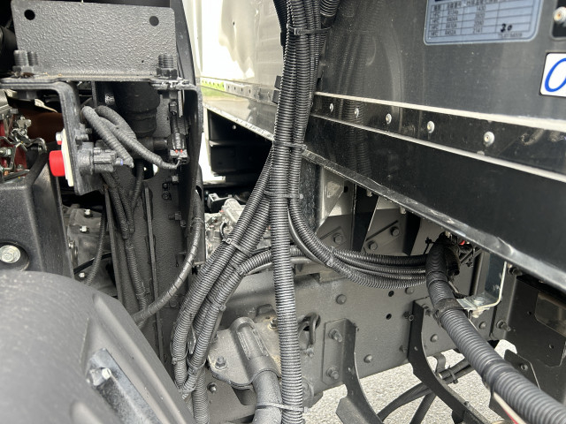 日野 プロフィア 大型 冷蔵冷凍バン 2DG-FR1AHC(107758) 11枚目