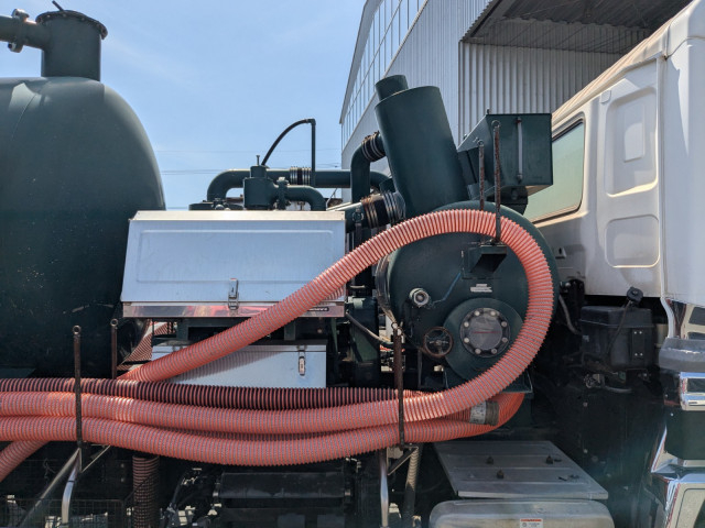 UDトラックス（日産） クオン 大型 バキュームカー/糞尿車 QKG-CD5YL(109893) 14枚目