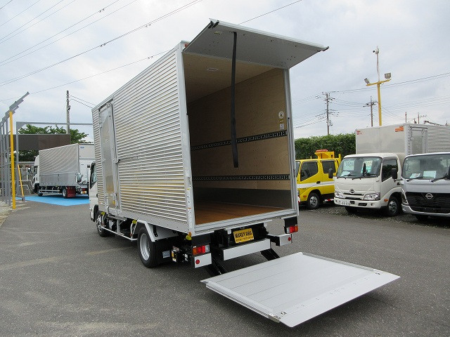 三菱ふそう キャンター 小型 バン 2RG-FEAV0(113784) 8枚目