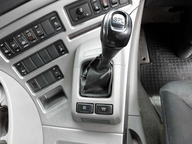 UDトラックス（日産） クオン 大型 ウィング QKG-CG5ZA(10898) 14枚目