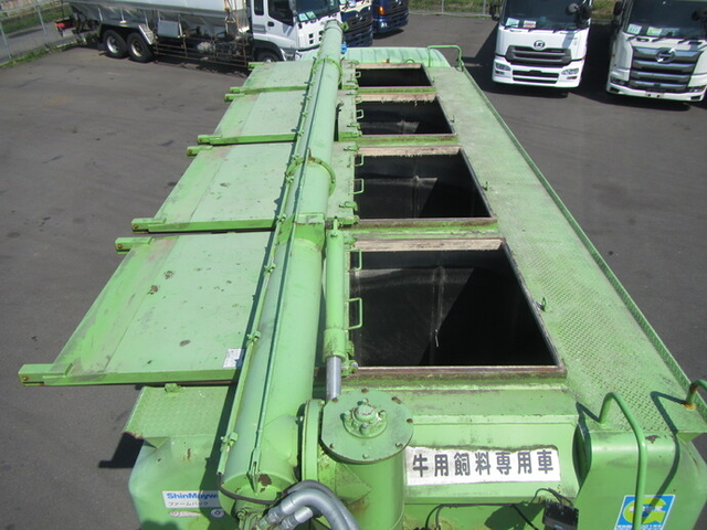 UDトラックス（日産） クオン 大型 粉粒体運搬車 ADG-CW4YL(9668) 12枚目