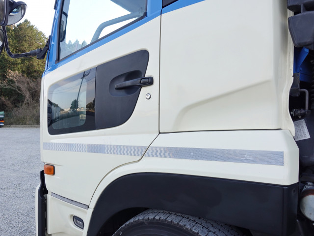 UDトラックス（日産） クオン 大型 冷蔵冷凍バン QKG-CD5ZA(99601) 15枚目