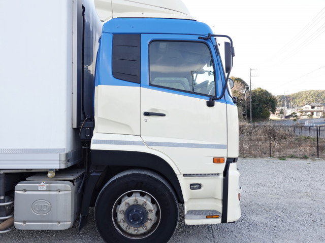 UDトラックス（日産） クオン 大型 冷蔵冷凍バン QKG-CD5ZA(99601) 9枚目