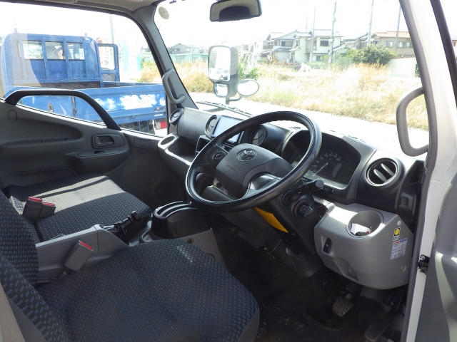 トヨタ トヨエース 小型 平ボディ 2RG-XZC605(110674) 6枚目