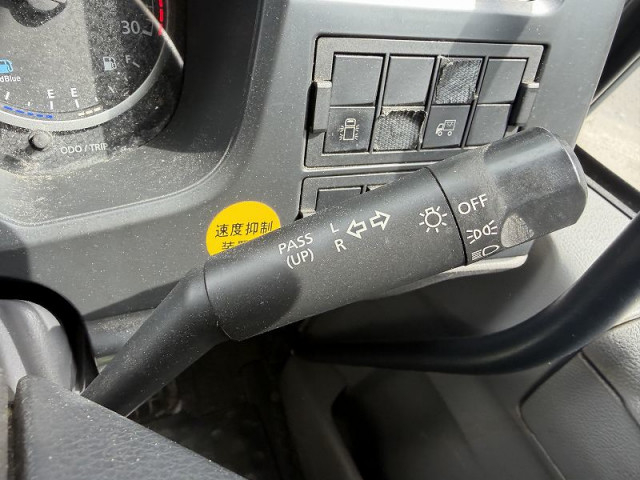 UDトラックス（日産） クオン 大型 冷蔵冷凍バン 2PG-CD5CA(105369) 32枚目