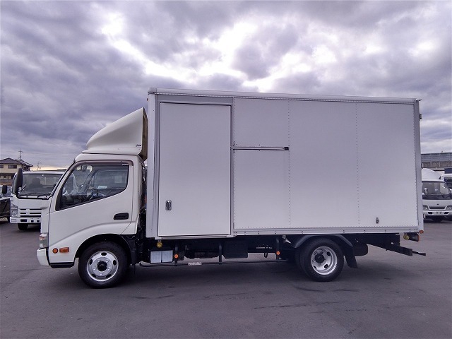 日野 デュトロ 小型 バン TKG-XZC655M(8896) 4枚目