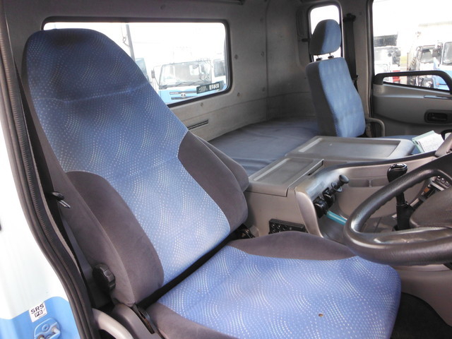 UDトラックス（日産） ビッグサム 大型 トラクタ ADG-GK4XAB(1090) 19枚目