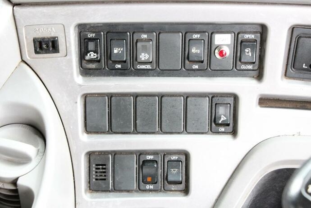 UDトラックス（日産） クオン 大型 深ダンプ（土砂禁） QKG-CD5YL(11822) 16枚目
