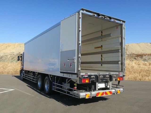 UDトラックス（日産） クオン 大型 冷蔵冷凍バン QPG-CD5ZA(39218) 3枚目