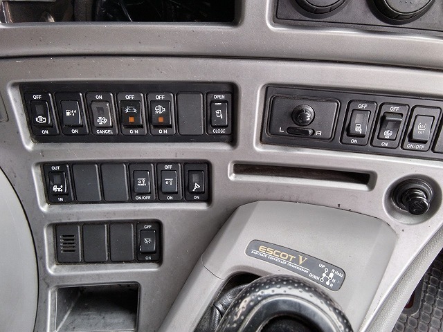 UDトラックス（日産） クオン 大型 ウィング QKG-CD5ZA(8952) 31枚目