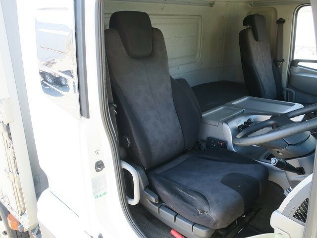UDトラックス（日産） クオン 大型 ウィング QKG-CG5ZE(40894) 14枚目