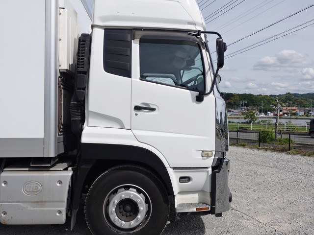UDトラックス（日産） クオン 大型 冷蔵冷凍バン 2PG-CD5BA(105765) 7枚目