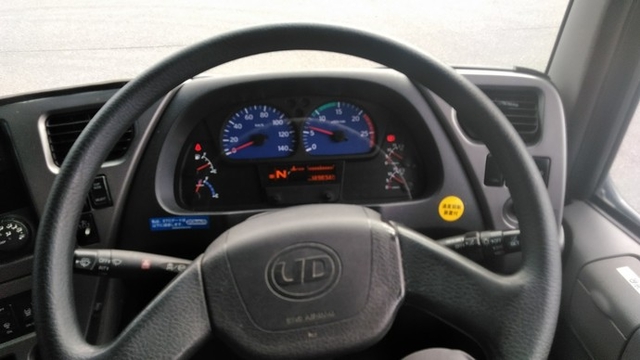 UDトラックス（日産） クオン 大型 バン LKG-CD5YA(2832) 15枚目