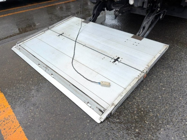 いすゞ フォワード 増トン 冷蔵冷凍バン 2PG-FTR90V2(113701) 6枚目