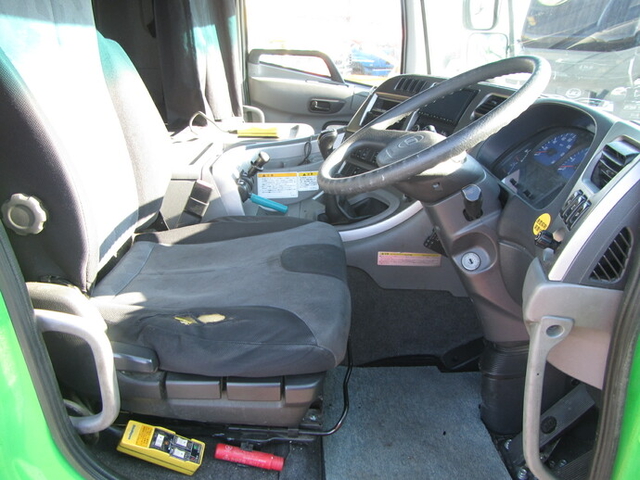 UDトラックス（日産） クオン 大型 コンテナ専用車 QKG-CW5YL(8246) 17枚目