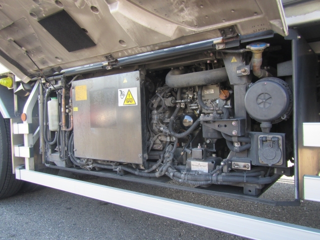 UDトラックス（日産） クオン 大型 冷蔵冷凍バン QKG-CD5ZA(4832) 28枚目